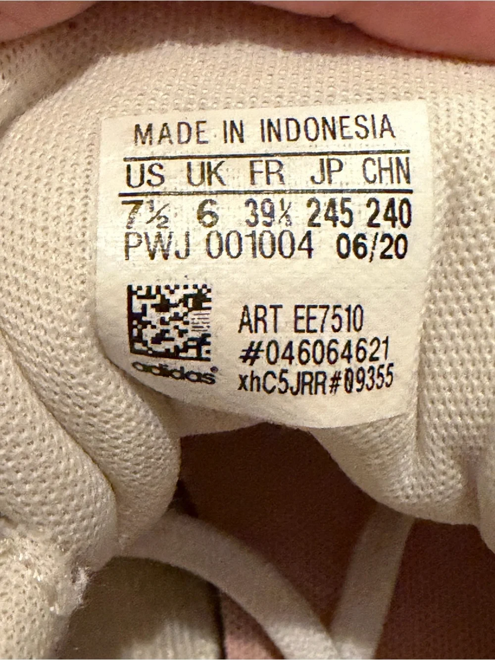 White adidas Advantage casual sneakers featuring perforated three stripes 7.5
